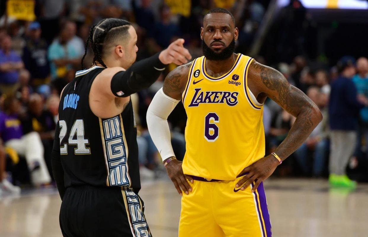 星空体育-美媒献计湖人三方交易方案！老詹“仇人”成队友？但湖密绝对喜欢