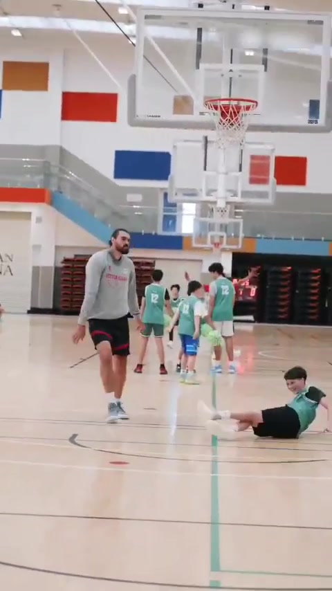 星空体育下载-太残暴了!海王亚当斯训练营里颜扣小学员