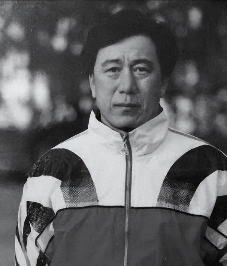 他是中国足球教父，徐根宝是他的徒弟，93岁精神矍铄，桃李满天下